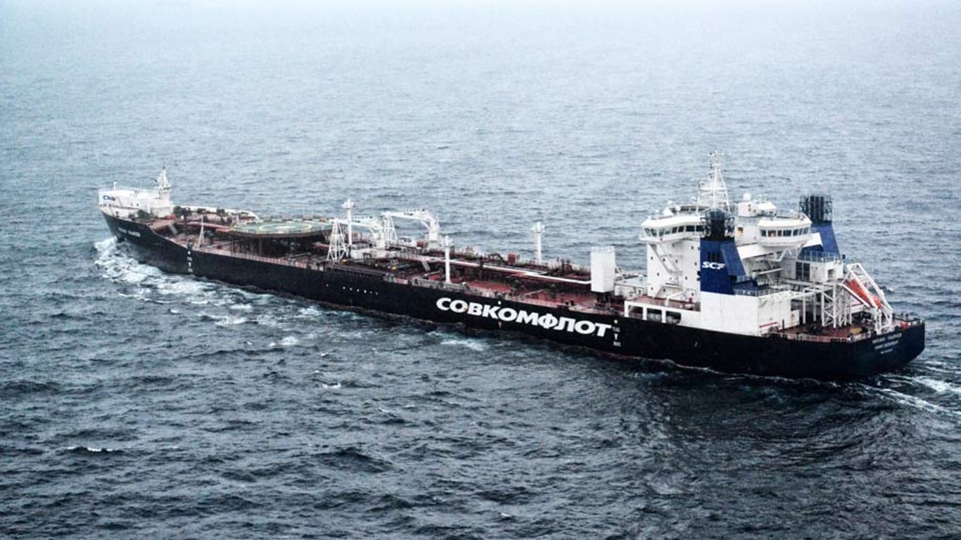 Der russische Tanker" Mikhail Ulyanov" mit Arktis-Öl auf dem Weg nach Rotterdam
