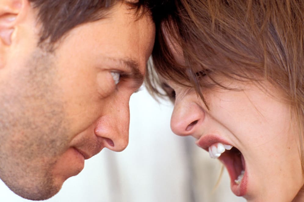 Streit, der unter die Gürtellinie geht, kann zum Beziehungskiller werden.