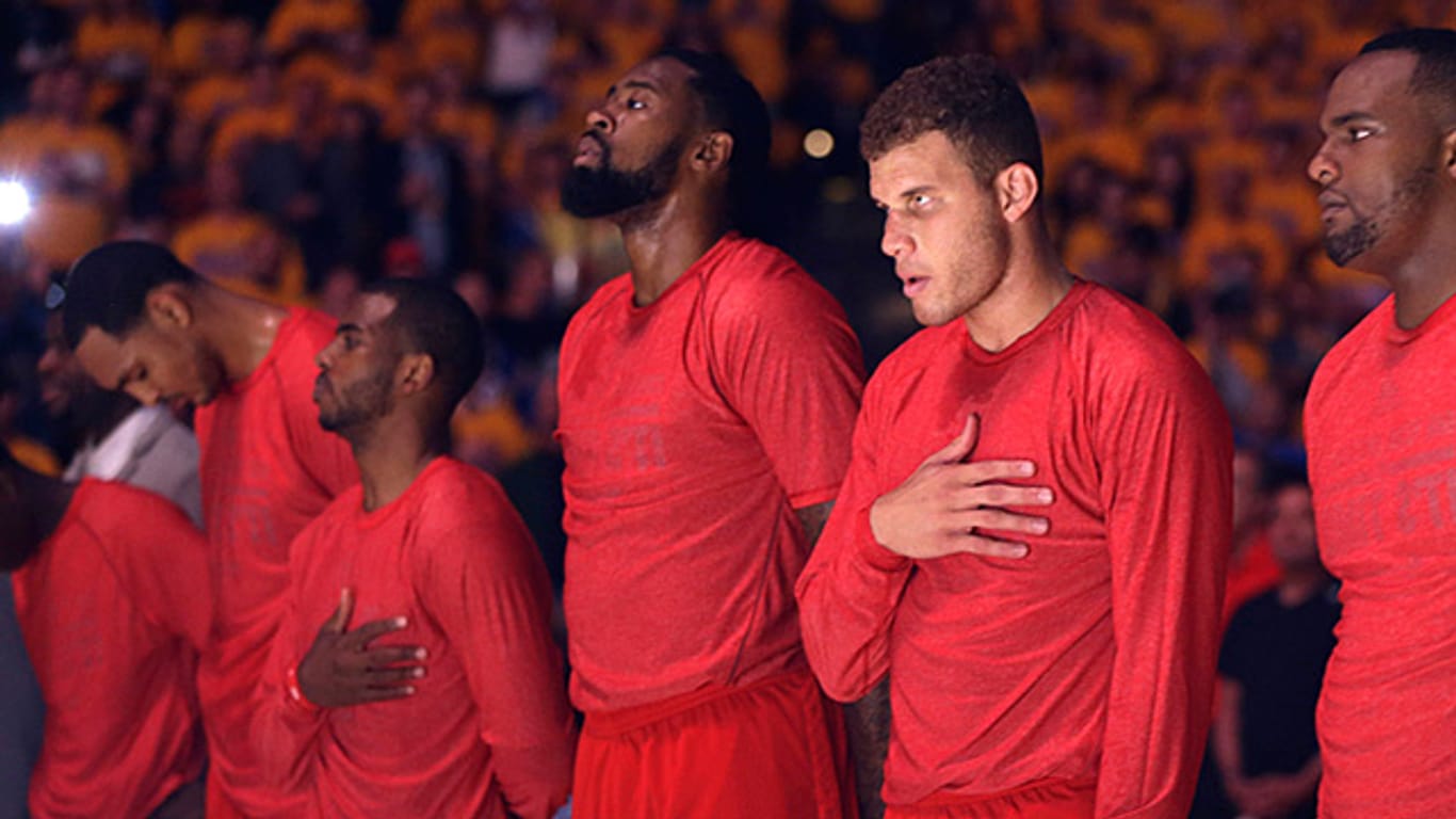 Die Spieler der Los Angeles Clippers vor der Playoff-Partie gegen die Golden State Warriors: Ihre Aufwärm-Shirts trugen die Basketballer linksherum - ein Zeichen des Protests gegen ihren Clubbesitzer Donald Sterling.