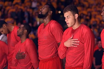 Die Spieler der Los Angeles Clippers vor der Playoff-Partie gegen die Golden State Warriors: Ihre Aufwärm-Shirts trugen die Basketballer linksherum - ein Zeichen des Protests gegen ihren Clubbesitzer Donald Sterling.