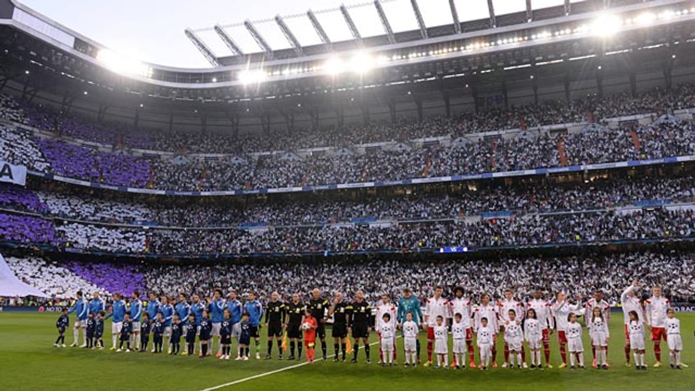 Real Madrid und der FC Bayern präsentieren sich den Fans im Estadio Santiago Bernabéu.