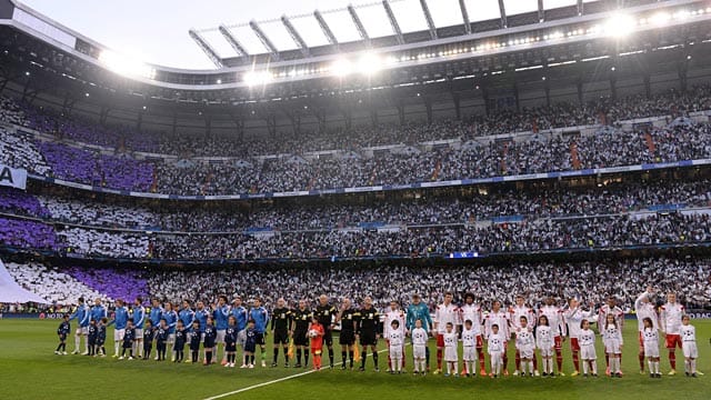 Real Madrid und der FC Bayern präsentieren sich den Fans im Estadio Santiago Bernabéu. Real Madrid und der FC Bayern präsentieren sich den Fans im Estadio Santiago Bernabéu.