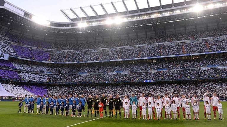 Real Madrid und der FC Bayern präsentieren sich den Fans im Estadio Santiago Bernabéu.