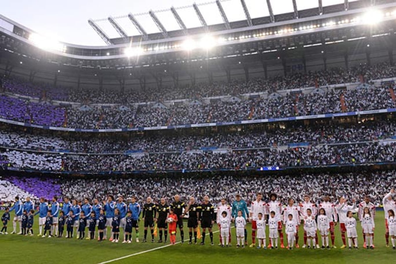 Real Madrid und der FC Bayern präsentieren sich den Fans im Estadio Santiago Bernabéu.