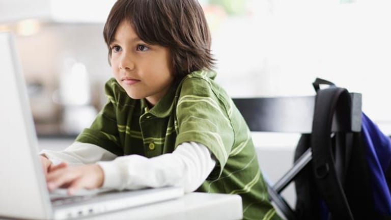 Schon Dreiviertel der acht- bis neunjährigen Kinder sind heutzutage im Internet unterwegs.