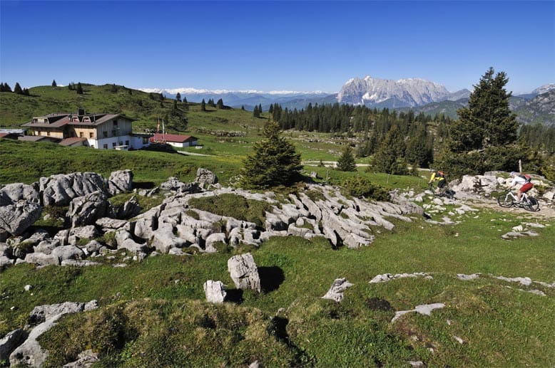 Im Sommer werden die Berge oberhalb der bayerischen Gemeinde zu einer kolossalen Arena für Mountainbiker.