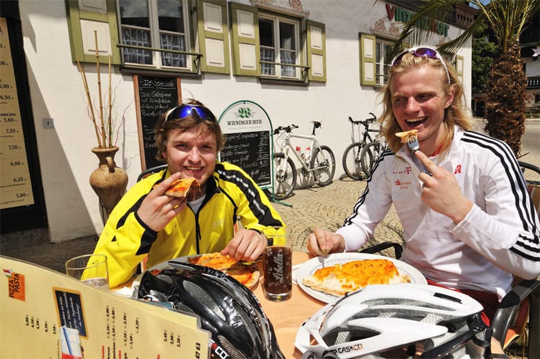 Auch die Pizzeria in Reit im Winkl erholen sich Radfahrer von der vergangenen Tour und füllen ihre Mägen...