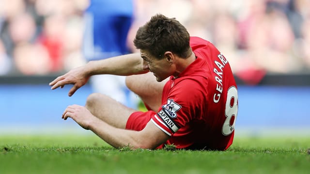Erst den Ball verstolpert, dann ausgerutscht: Liverpools Pechvogel Steven Gerrard. Erst den Ball verstolpert, dann ausgerutscht: Liverpools Pechvogel Steven Gerrard.