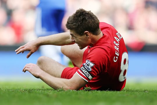 Erst den Ball verstolpert, dann ausgerutscht: Liverpools Pechvogel Steven Gerrard.