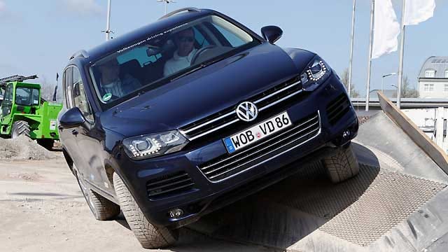 Ein SUV in eher untypischer Pose - VW Touareg auf dem Parcour