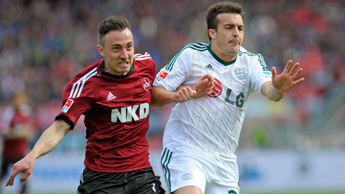 Nürnbergs Stürmer Josip Drmic (li.) im Laufduell mit Leverkusens Giulio Donati. Bald könnten die beiden Teamkollegen werden.