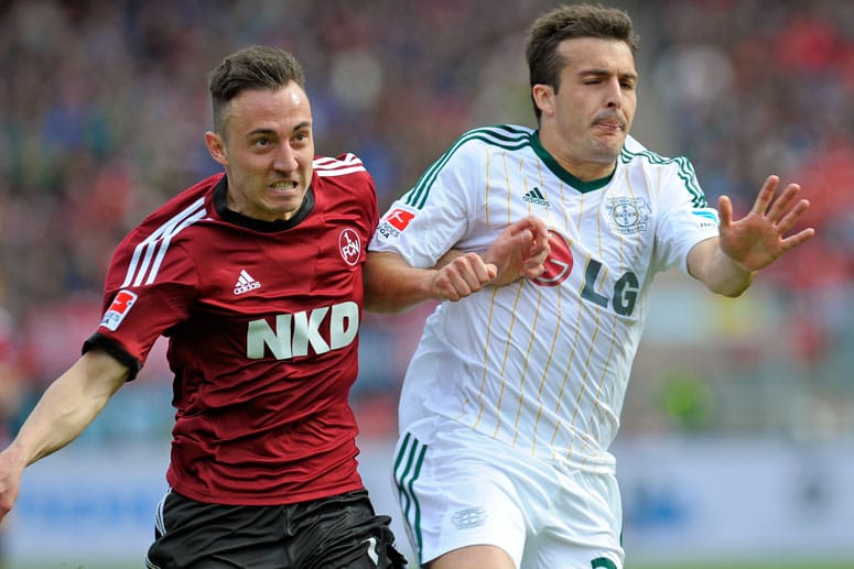 Nürnbergs Stürmer Josip Drmic (li.) im Laufduell mit Leverkusens Giulio Donati. Bald könnten die beiden Teamkollegen werden.