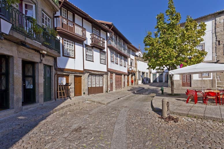 In der Altstadt von Guimarães sieht es wirklich noch so aus wie vor Hunderten von Jahren. "Aqui nasceu Portugal", Hier wurde Portugal geboren, steht auf einer Mauer. Eine gut erhaltene Altstadt, ein eindrucksvolles Kastell und viele kleine Gassen laden zu einem Stadtbummel ein.