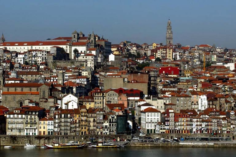Der Cais da Ribeira am Douro-Ufer im historischen Zentrum von Porto ist die Flaniermeile von Porto. Portuenser und Touristen sitzen in den vielen Restaurants und Snackbars mit Blick auf den Douro und Vila Nova da Gaia, die Stadt am anderen Ufer, wo die berühmten Portweinkellereien liegen.