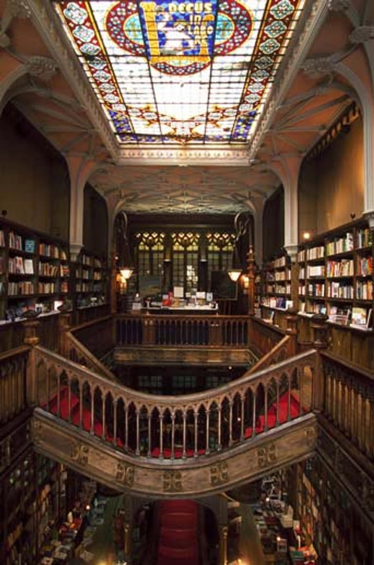 Die Buchhandlung Lello in der Altstadt von Porto gilt als die drittschönste Buchhandlung der Welt. Die Inneneinrichtung ist aus Holz, die Decke ein riesiges Buntglasfenster, und eine geschwungene Holztreppe führt in den ersten Stock. Diese Buchhandlung ist übrigens nicht nur schön, sie hat auch ein gutes Sortiment.