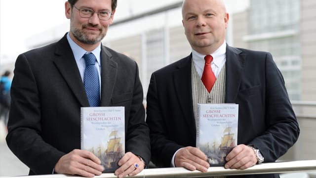 Die Historiker Arne Karsten und Olaf B. Rader mit ihrem Buch "Große Seeschlachten" Die Historiker Arne Karsten und Olaf B. Rader mit ihrem Buch "Große Seeschlachten"