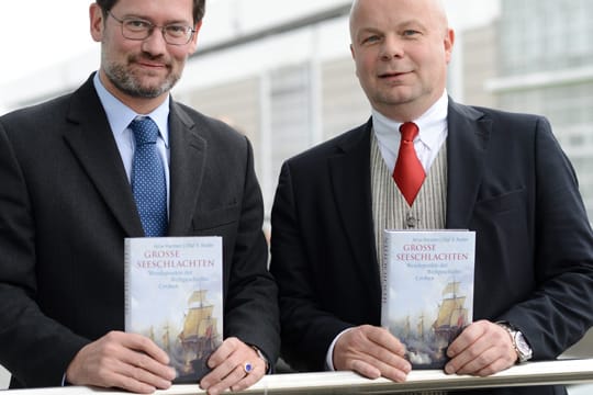 Die Historiker Arne Karsten und Olaf B. Rader mit ihrem Buch "Große Seeschlachten"