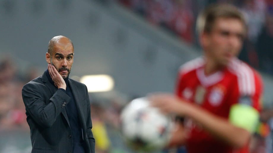 Bayern-Trainer Pep Guardiola kann im Rückspiel gegen Real Madrid nicht mehr hinschauen. Bayern-Trainer Pep Guardiola kann im Rückspiel gegen Real Madrid nicht mehr hinschauen.