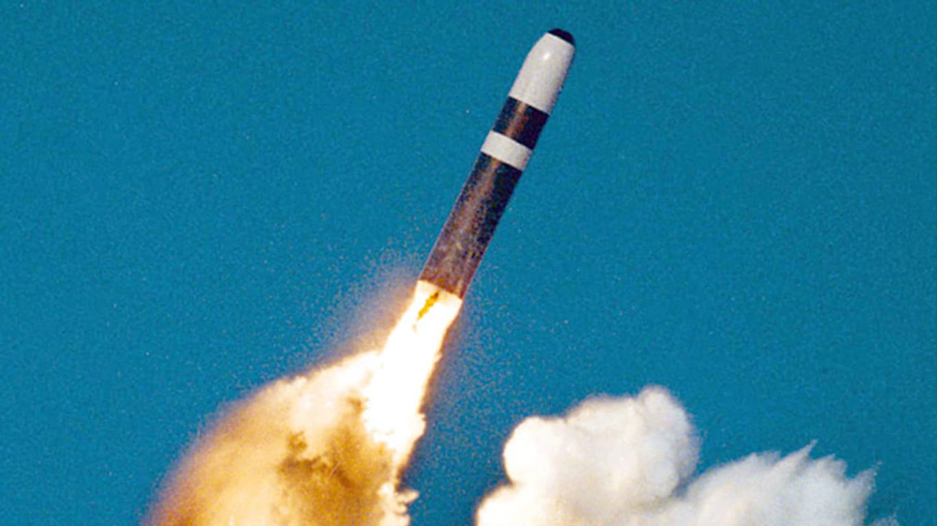 Eine Trident-II-Rakete wird von einem Atom-U-Boot aus gezündet