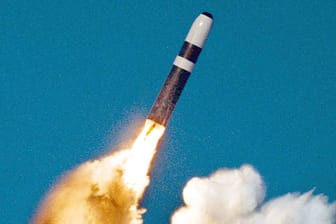 Eine Trident-II-Rakete wird von einem Atom-U-Boot aus gezündet