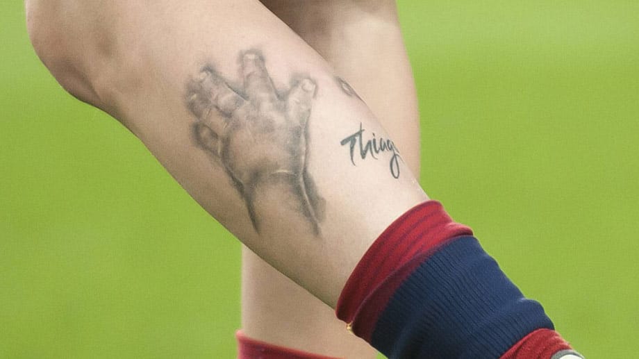 Lionel Messi trägt die Handabdrücke seines Sohns Thiago auf der linken Wade. Der argentinische Spitzenfußballer und seine Freundin Antonella Roccuzzo wurden 2012 erstmals Eltern.