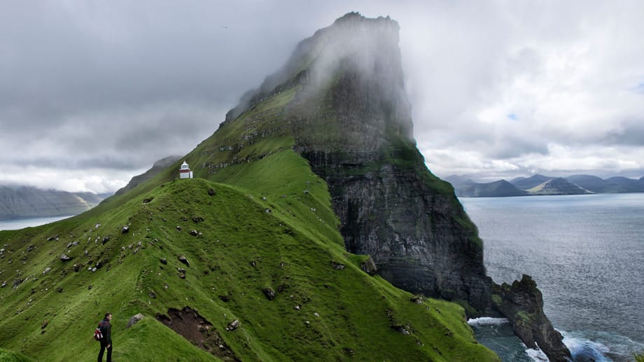 Wanderer und Naturliebhaber kommen auf den spärlich besiedelten Färöer Inseln auf ihre Kosten.