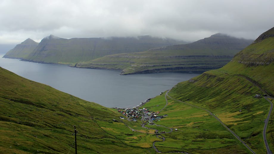 Weit ab von jedem Trubel: Auf den Färöer Inseln leben nur rund 50.000 Menschen.