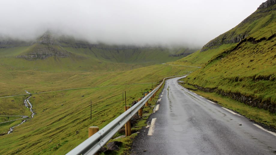 Landschaftlich schön, landwirtschaftlich weniger: Auf den Bergen der Färöer Inseln lässt sich nur schwer etwas anbauen.