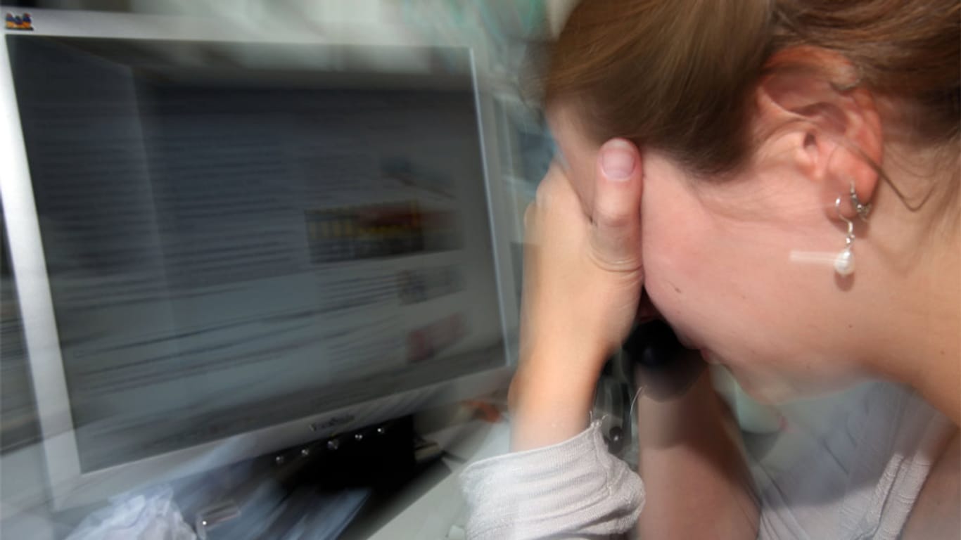 Junge Frau vor einem Computer