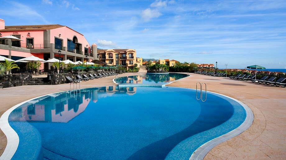 In direkter Meerlage mit schönem Pool: Im "Hotel Las Olas" auf der Kanareninsel La Palma können Urlauber zurzeit ab 14 Euro die Nacht Urlaub machen.