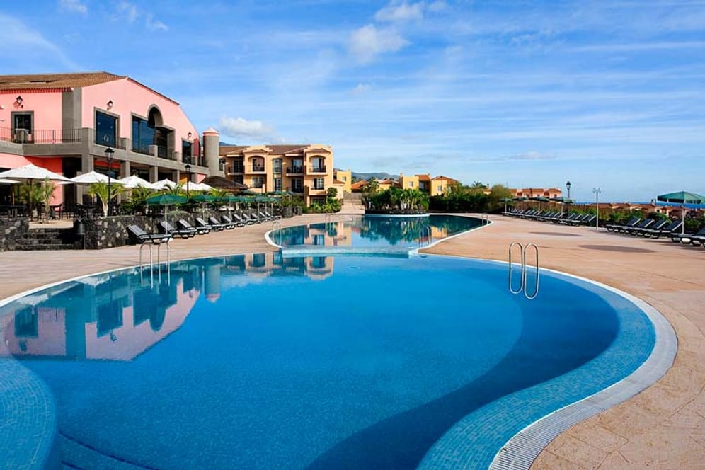 In direkter Meerlage mit schönem Pool: Im "Hotel Las Olas" auf der Kanareninsel La Palma können Urlauber zurzeit ab 14 Euro die Nacht Urlaub machen.