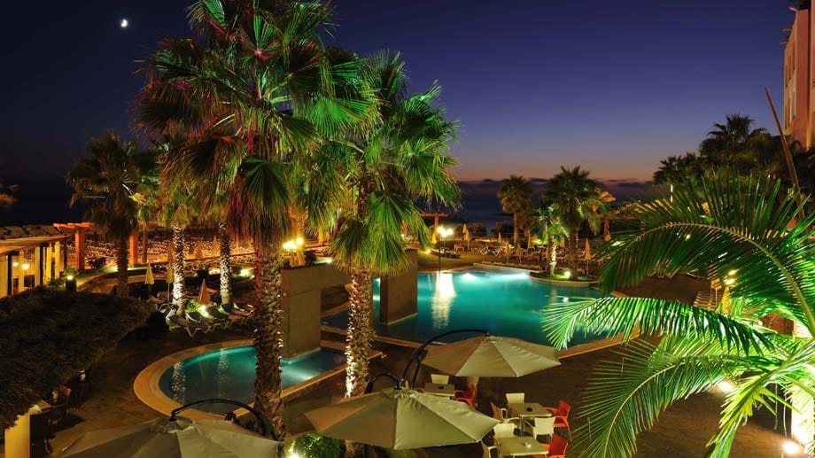 Das "Hotel Calheta Beach" befindet sich in Calheta direkt am Meer, im Südwesten der portugiesischen Insel Madeira.