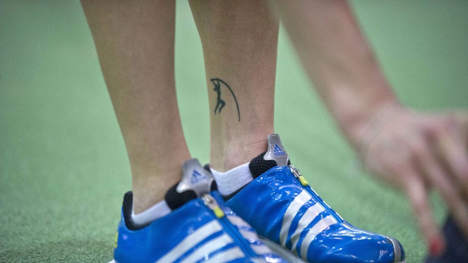 Kristina Gadschiew trägt ihre Leidenschaft am linken Knöchel. Die Stabhochspringerin will ihren Sport für immer auf der Haut verewigt wissen.