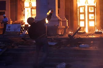 In Odessa werfen Randalierer Brandbomben - das kostet Dutzenden Menschen das Leben.