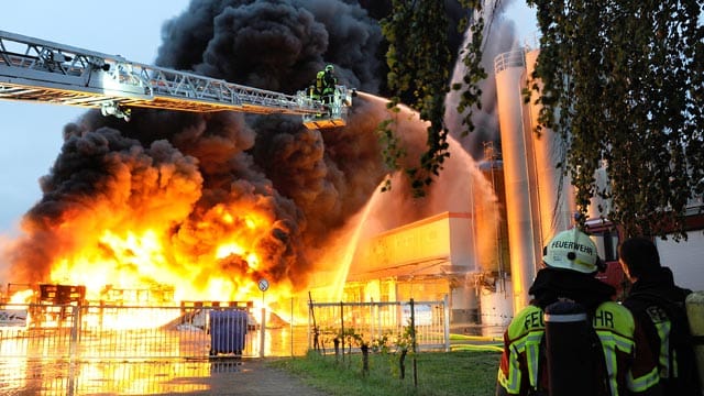 Die Feuerwehr versucht, den Brand unter Kontrolle zu bringen.