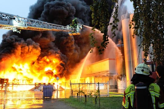 Die Feuerwehr versucht, den Brand unter Kontrolle zu bringen.