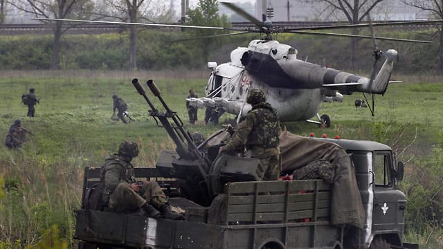 Ukrainische Truppen bringen sich in der Nähe von Slawjansk in Stellung.