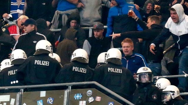 Die Polizei rückte während der Partie gegen den FC Bayern in den Fanblock der Hamburger ein. Die Polizei rückte während der Partie gegen den FC Bayern in den Fanblock der Hamburger ein.