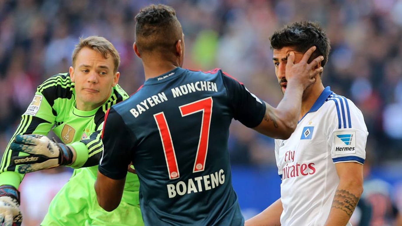 Bayerns Abwehrspieler Jerome Boateng verpasst seinem Gegenspieler Kerem Demirbay vom HSV eine Ohrfeige.