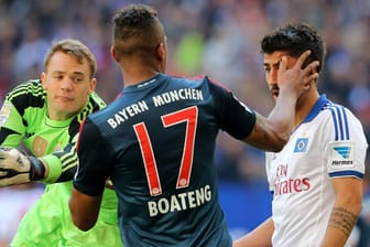 Bayerns Abwehrspieler Jerome Boateng verpasst seinem Gegenspieler Kerem Demirbay vom HSV eine Ohrfeige.