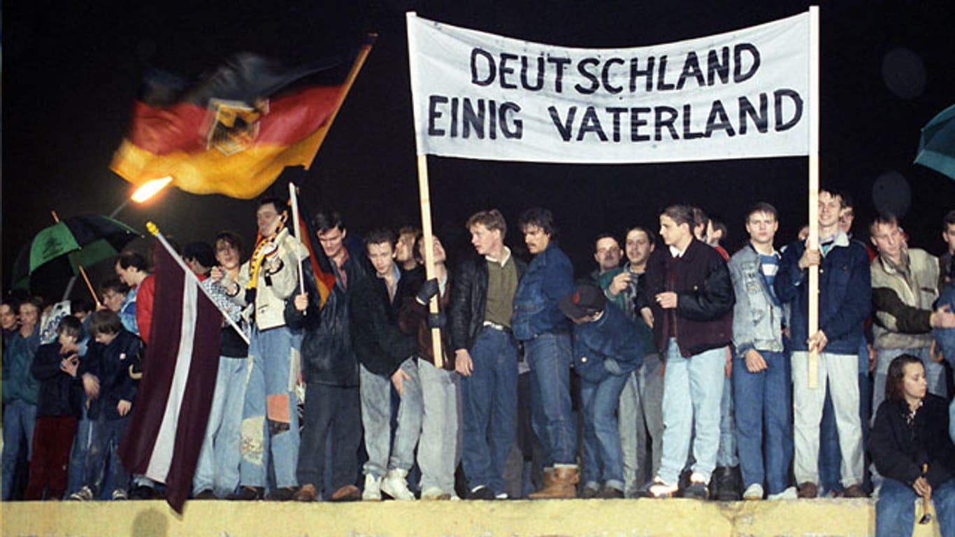 Groß war die Freude über die Deutsche Einheit auf beiden Seiten der Grenze. Im Bild eine Demonstration auf der Mauer am 22.12.1989