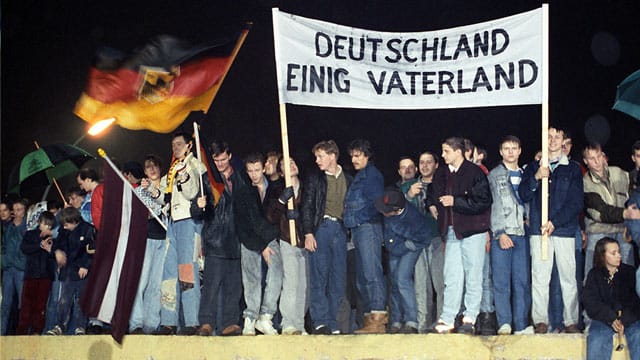 Groß war die Freude über die Deutsche Einheit auf beiden Seiten der Grenze. Im Bild eine Demonstration auf der Mauer am 22.12.1989