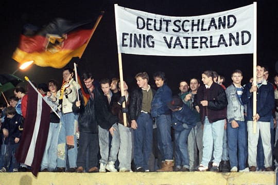 Groß war die Freude über die Deutsche Einheit auf beiden Seiten der Grenze. Im Bild eine Demonstration auf der Mauer am 22.12.1989