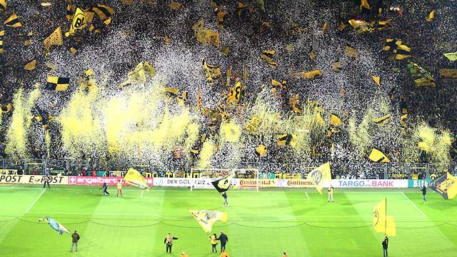 Im ehemaligen Westfalenstadion von Dortmund verfolgen regelmäßig über 80.000 Fußball-Fans die Spiele des BVB.