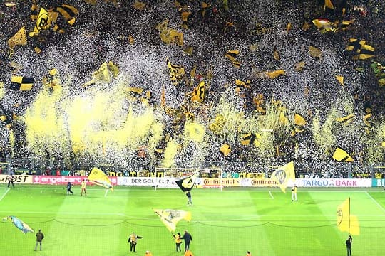 Im ehemaligen Westfalenstadion von Dortmund verfolgen regelmäßig über 80.000 Fußball-Fans die Spiele des BVB.