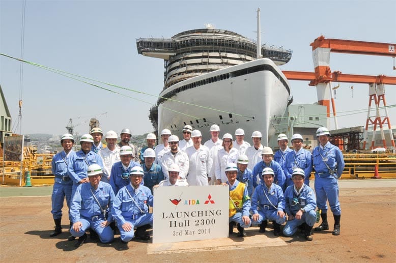 Stolz präsentieren die Mitarbeiter der japanischen Werft Mitsubishi Heavy Industries Ltd. das neue Aida-Schiff.