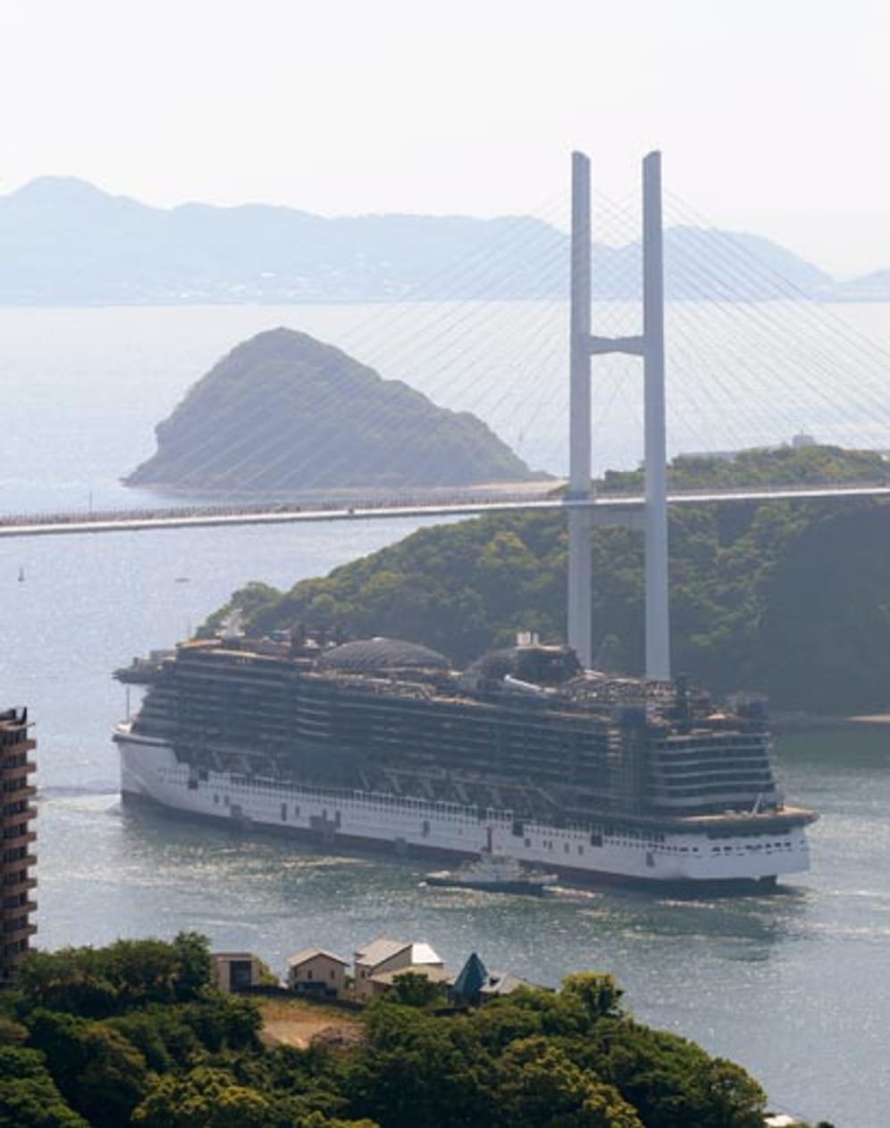 Nach dem erfolgreichen Zuwasserlassen ging die "Aidaprima" auf eine einstündige Testfahrt zu einem anderen Dock am Rande Nagasakis.