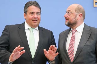 Sigmar Gabriel pocht darauf, dass entweder sein Parteifreund Martin Schulz oder dessen konservativer Widerpart Jean-Claude Juncker neuer Präsident der EU-Kommission wird