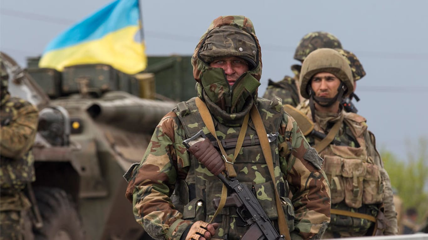 Ukrainische Truppen kontrollieren einen Checkpoint in Slawjansk.
