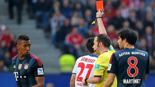 Sein vierter Bundesliga-Platzverweis: Jerome Boateng (li.) sieht im Spiel beim Hamburger SV die Rote Karte. Sein vierter Bundesliga-Platzverweis: Jerome Boateng (li.) sieht im Spiel beim Hamburger SV die Rote Karte.